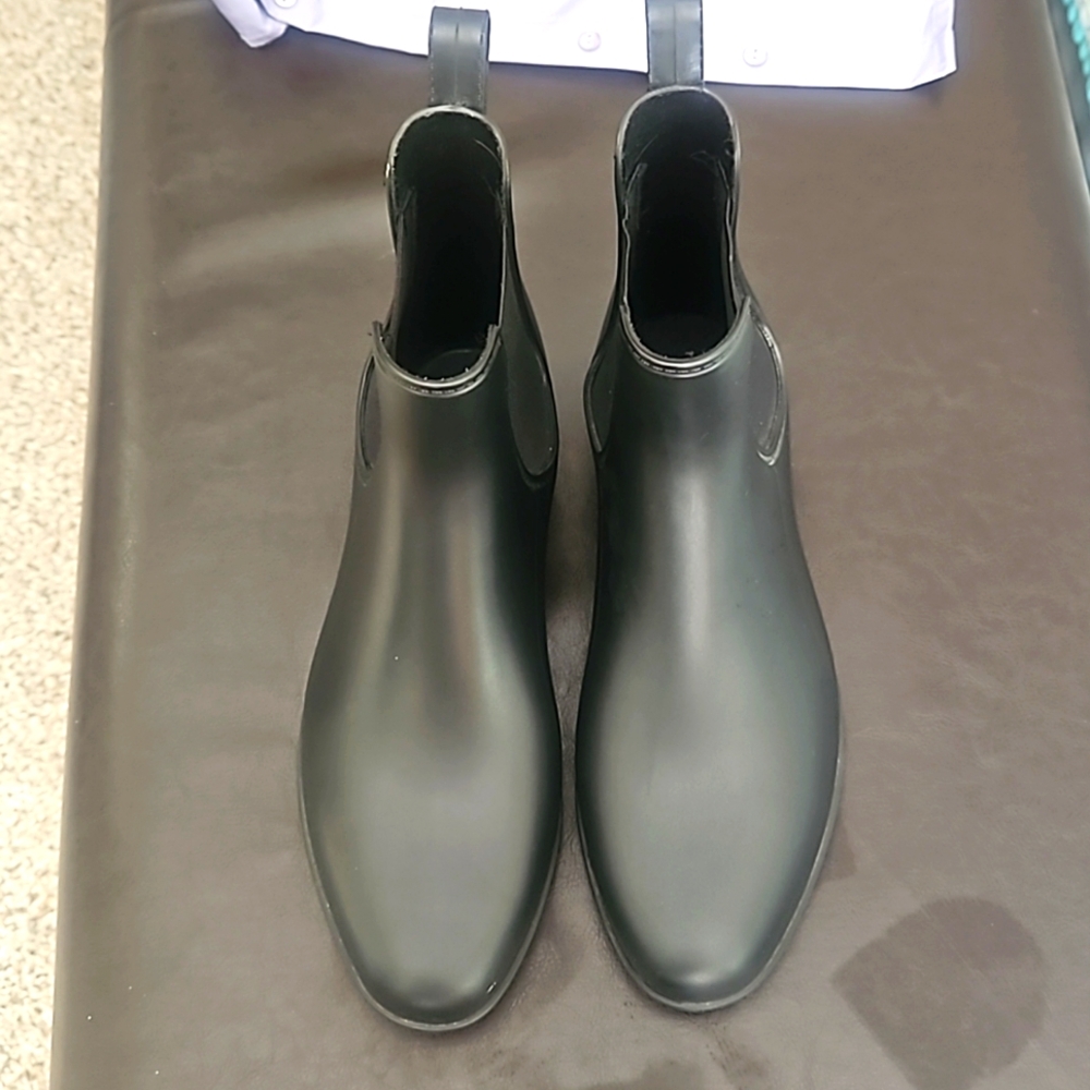 BLACK RAIN BOOTS